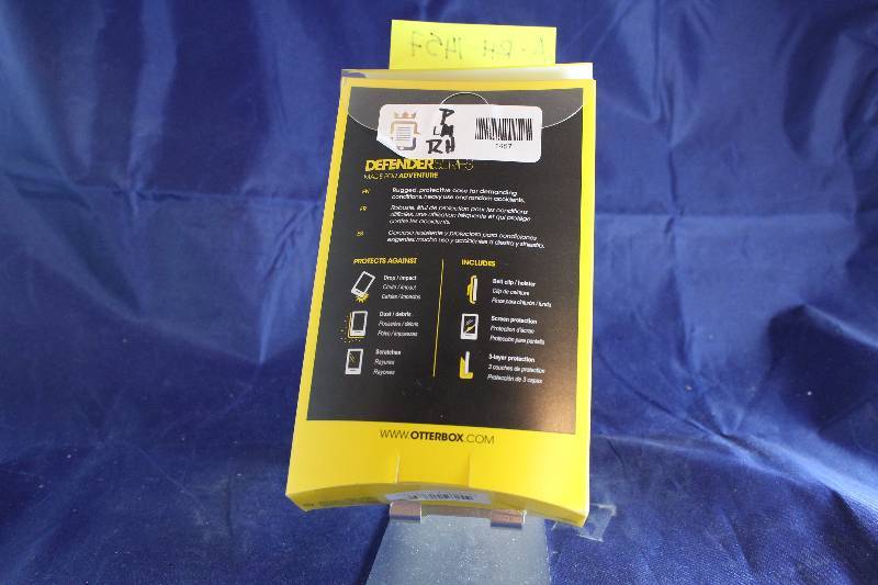 lot RH-1457 image: Lot of 2 iPhone 5 Otter Boxes. RETAIL VALUE $60 (C1)