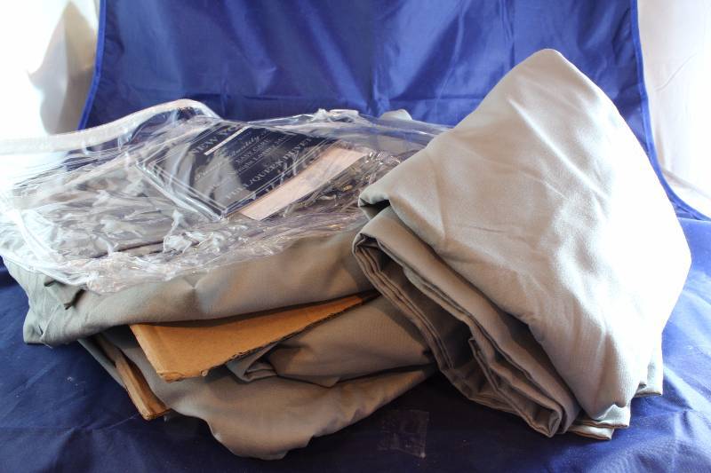 lot SHEETS-1 image: Set of Grey Bedsheets and 2 pellow cases