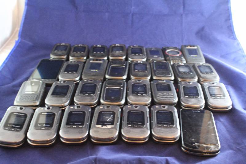 lot L80-PHONES image: Lot of 31 Misc Phones (C7)