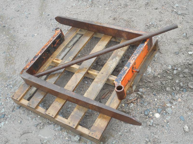 lot 7 image: Set Of Heavy Duty Forklift Pallet F...