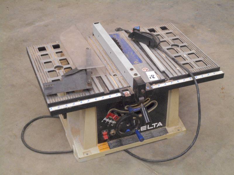 lot 26 image: Delta 10 Tablesaw Set ...