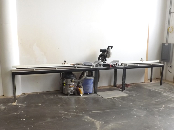 lot 13 image: Bosch GCM12SD 12 Dual-Bevel Articulating Miter Saw