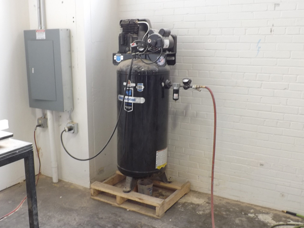 lot 14 image: 60 Gallon Industrial Air Machine 155 PSI Air Compressor