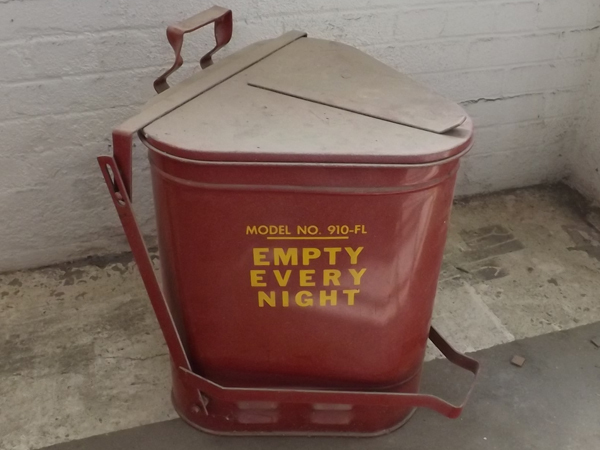 lot 103 image: Lidded Metal Hazardous Materials Rag Pail
