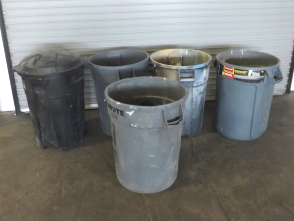 lot 139 image: 5 Industrial Grade Trash Bins