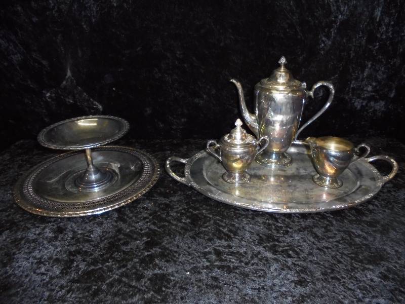 lot 10 image: Vintage Rogers Starlight Silverplated Serving Set, never used
