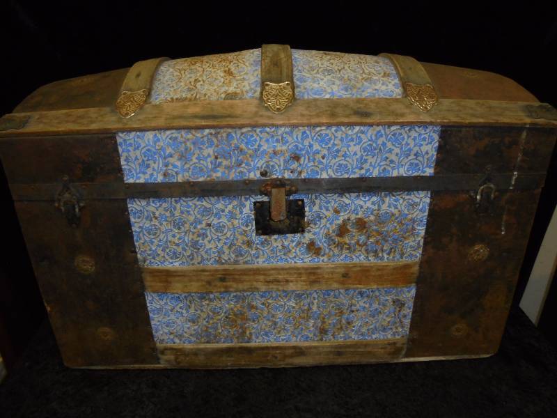 lot 20 image: Vintage MetalWood Trunk