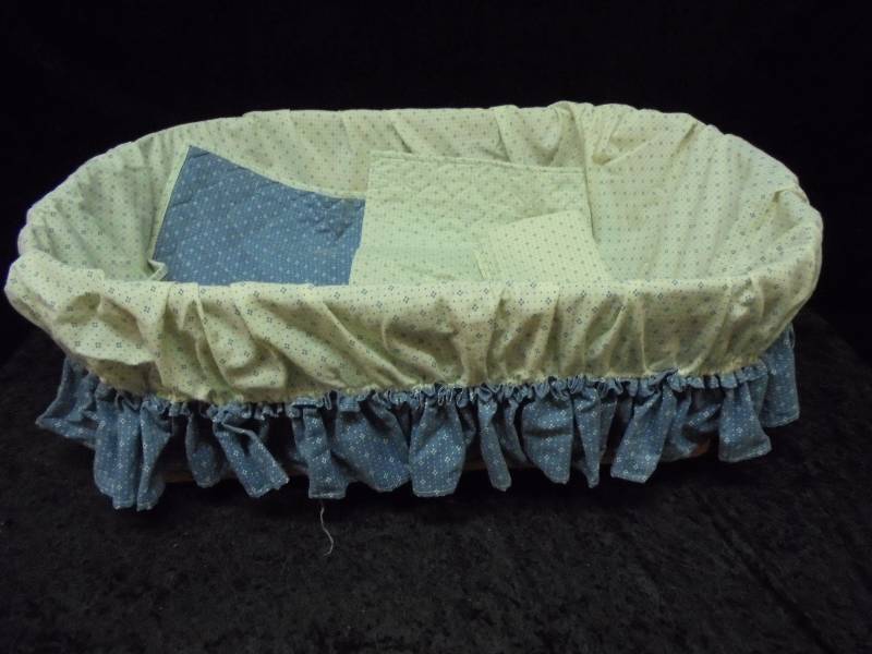 lot 33 image: Vintage Basket Bassinet with Bedding