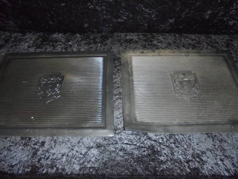 lot 35 image: Set - 2 Floor Mats