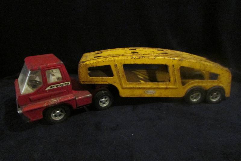 lot 3 image: Vintage Toy Truck