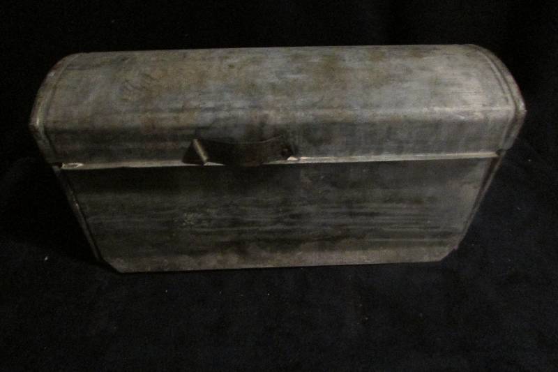 lot 20 image: Vintage Mailbox