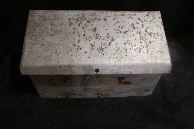 lot 21 image: Vintage Mailbox