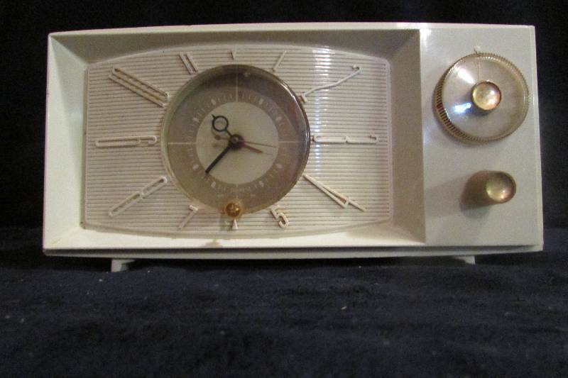 lot 32 image: Vintage Clock Radio