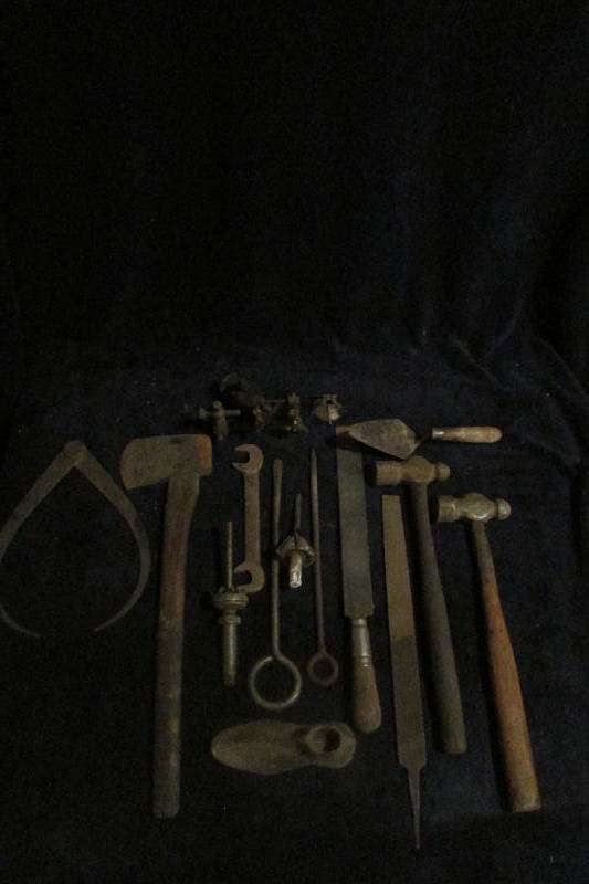 lot 38 image: Vintage Tools W Box