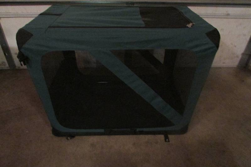 lot 39 image: Softside Dog Kennel