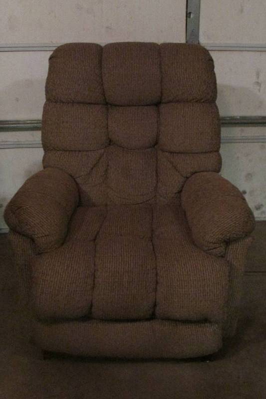 lot 40 image: Lift Chair
