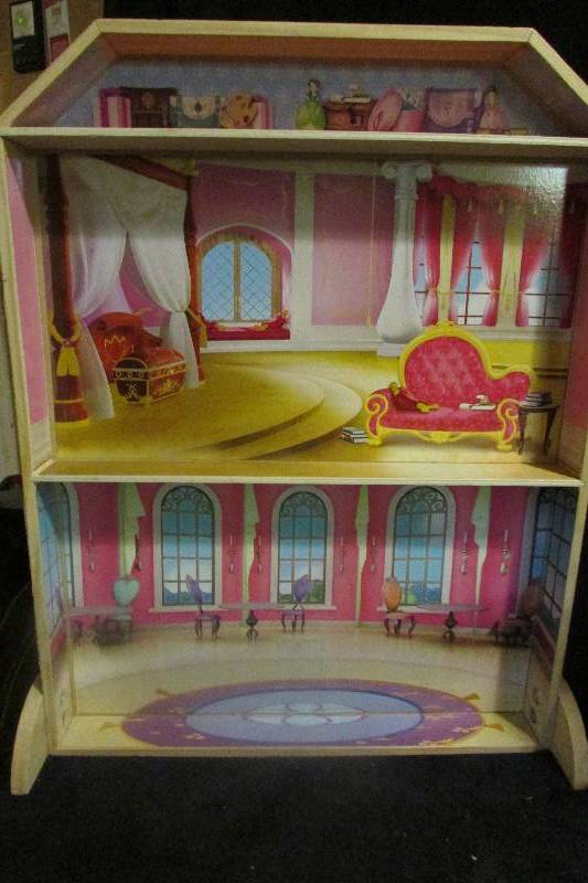 lot 42 image: Doll House