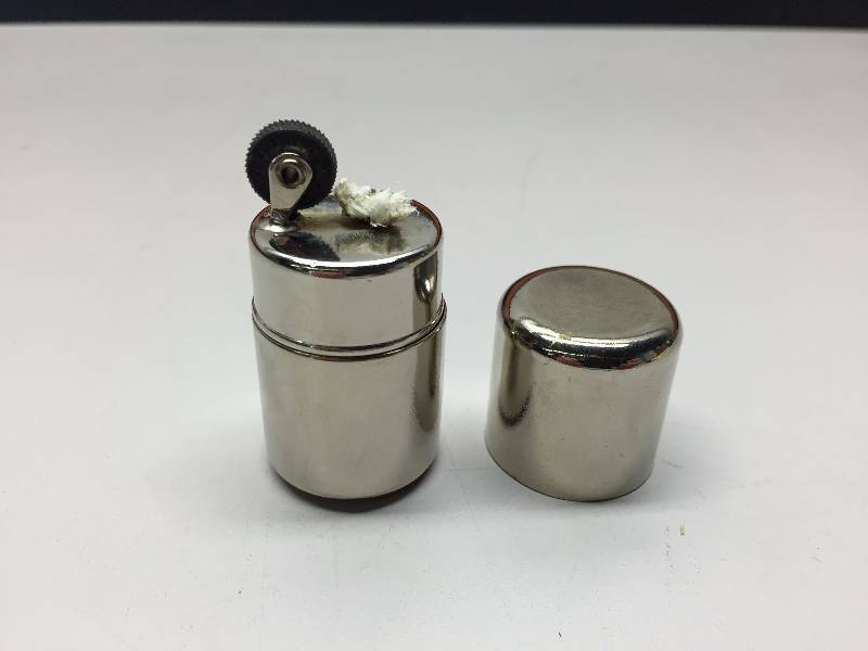 lot 91 image: VINTAGE 1940S WWII LIL JOE BARREL LIGHTER