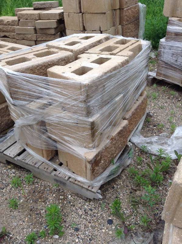 Retaining wall blocks