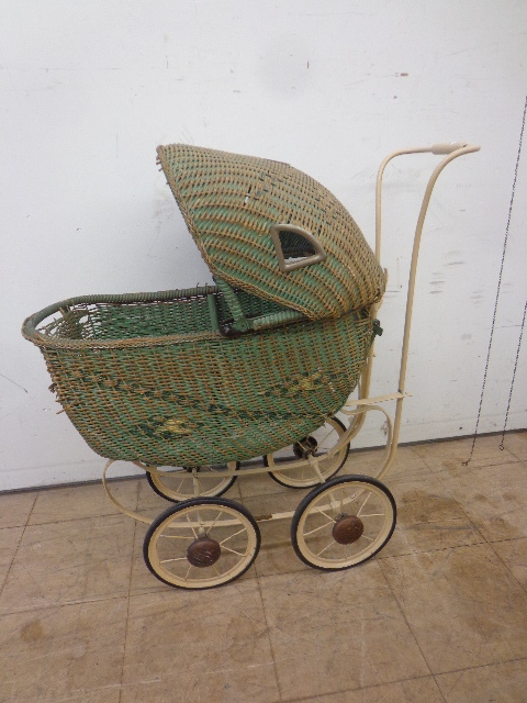 lot 3 image: Vintage Baby Buggy