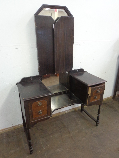 lot 5 image: Mirrored Wooden Makeup Table