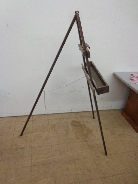 lot 9 image: Wood Easel