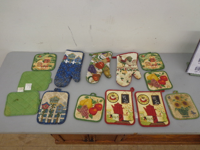 lot 19 image: Pot Holders & Oven Mitts