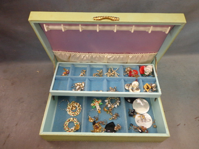 lot 20 image: Light Green Vintage Jewelry Box Full Of Costume Jewelry