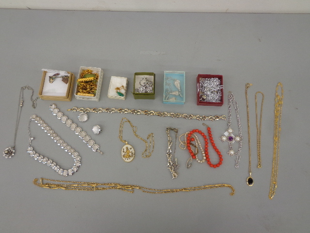 lot 23 image: Jewelry