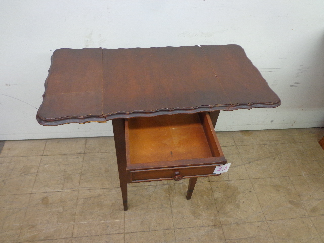 lot 33 image: Leaf Table