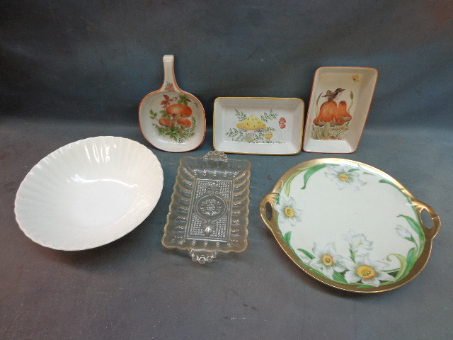 lot 44 image: Hand Painted 9 Cake Plate