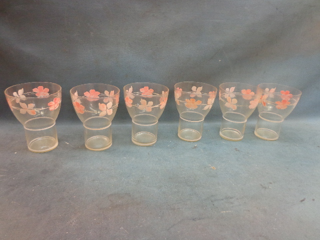 lot 52 image: 6 Vintage Thin Glass Ice Cream Sundae Cups