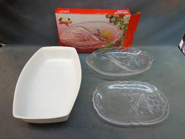lot 82 image: Casserole Dish & Holiday Platters