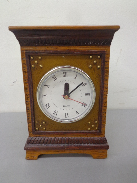lot 100 image: Plastic Roman Numeral Clock