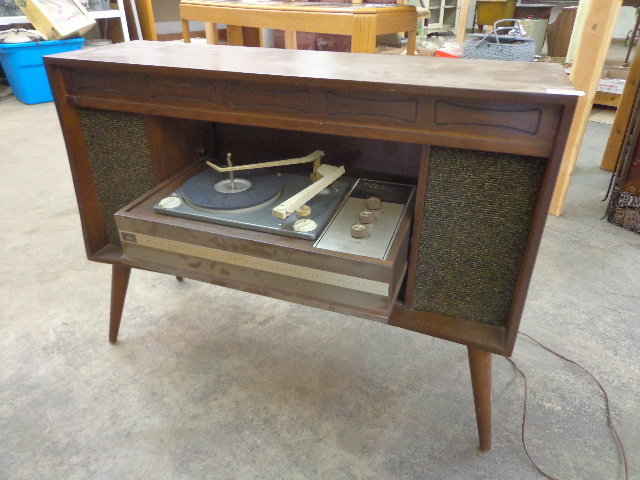 lot 103 image: Vintage Record Player