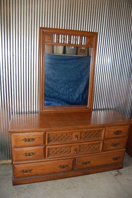 Dresser With Mirror