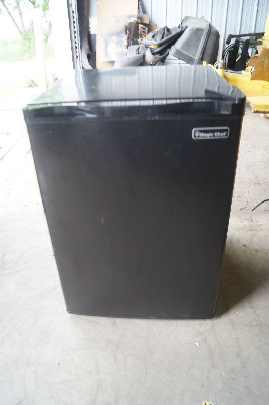 lot 16 image: Magic Chef Fridge