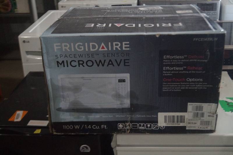 lot 17 image: Frigidaire MIcrowave Model FFCE1439LW