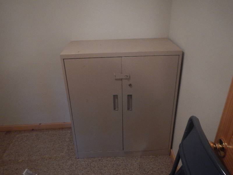 lot 3 image: Metal Cabinet