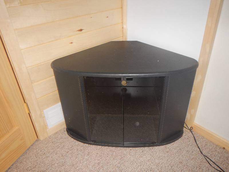 lot 6 image: Corner TV Stand