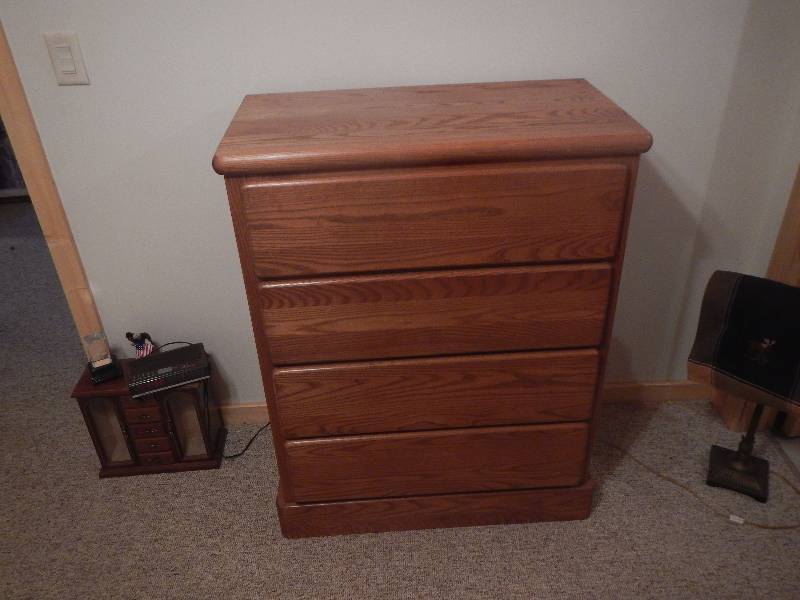 lot 7 image: Dresser