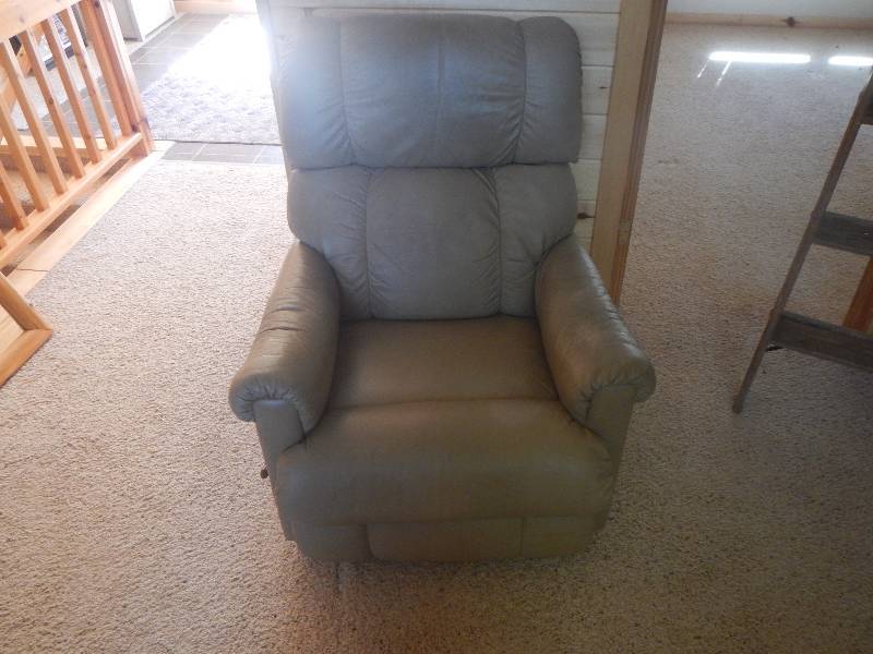 lot 8 image: Lazboy Recliner
