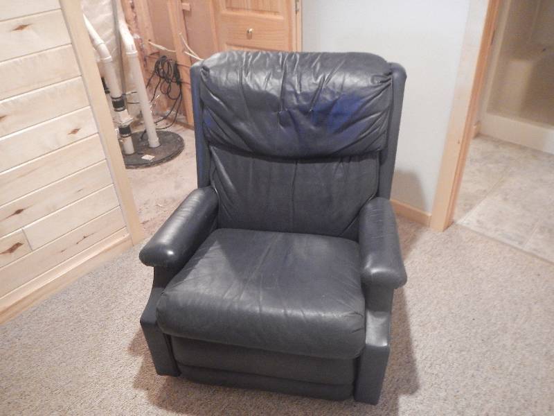 lot 17 image: Recliner