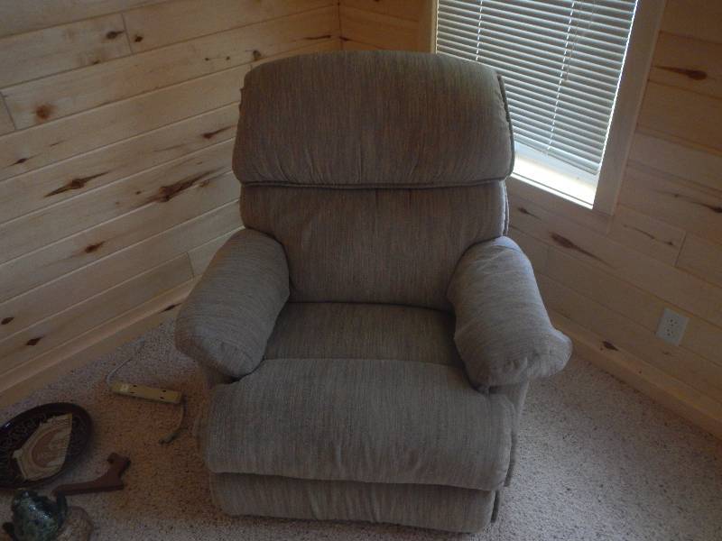 lot 18 image: Lazboy Recliner