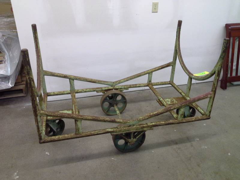 lot 127 image: (1) Pipe Cart