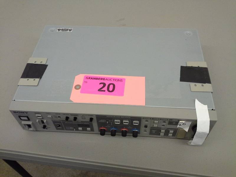 lot 20 image: (1) Sony CCU-D50 Camera Control Unit