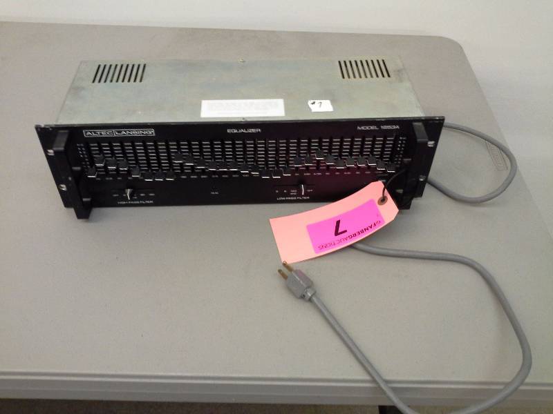 lot 7 image: (1) Altec Lansing 1653A 13 octave eq