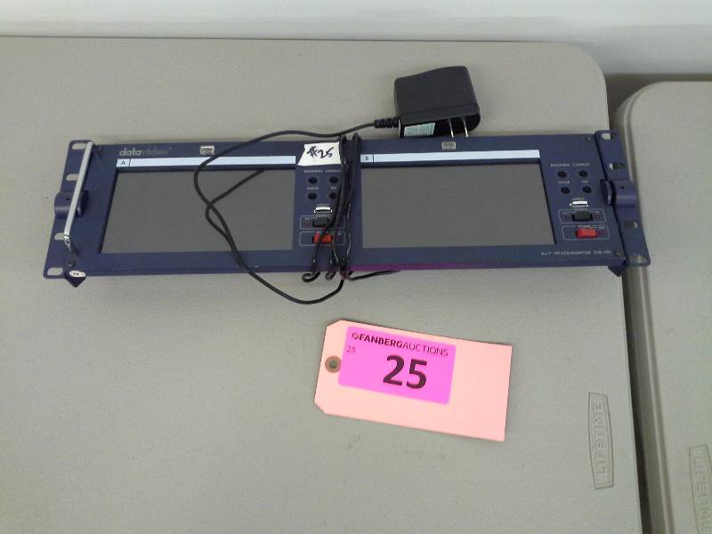 lot 25 image: (1) DataVideo TLM-702 2 x 7 TFT LCD color display