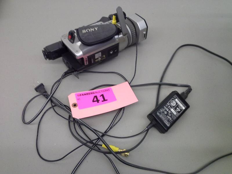lot 41 image: (1) Sony Handycam DCR-VX2000 NTSC