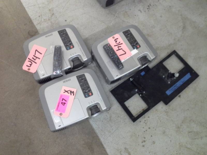 lot 47 image: (3) Epson LCD Projector 820P